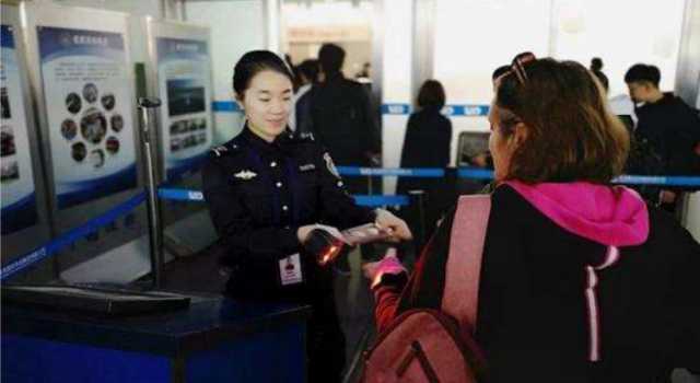 机场安检诡异微笑怎么回事？小伙竟然嘴里含着打火机