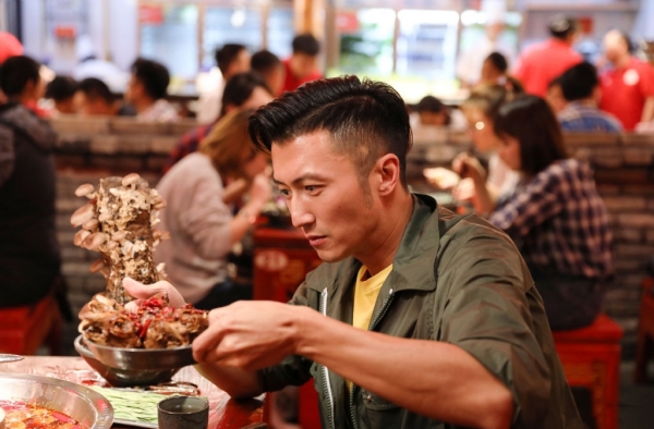 谢霆锋的饼干致癌什么情况？据说销量火爆真相如何？！