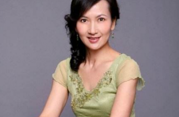 陈美琪陪养女逛街 岁月流逝 她的美丽并没因外表而流逝