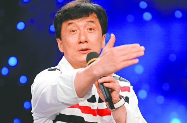 成龙英文版自传出版惹争议 国外媒体痛批成龙是渣男