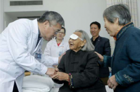 106岁白内障手术怎么回事？百岁老人做全国罕见手术成功