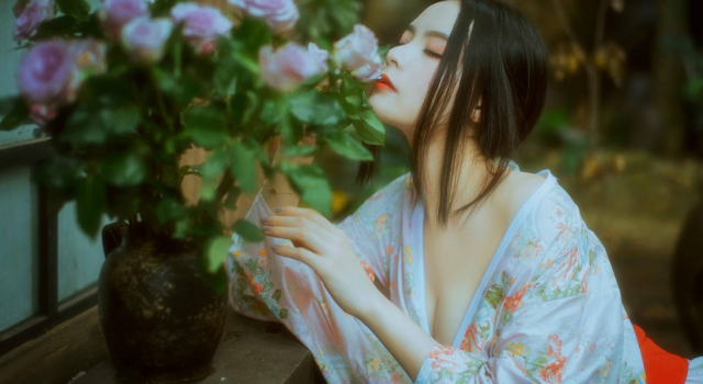 古风的句子：望一眼，千山万水。忘一眼，人事全非。