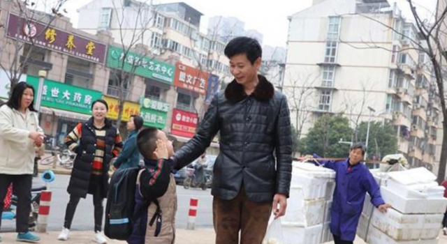 小学设爸爸接送周 校方回应为什么要设立爸爸接送周？