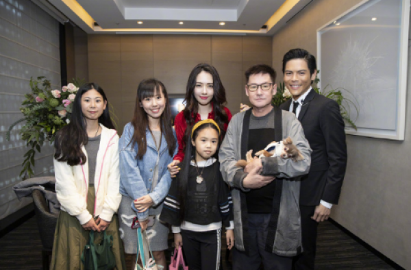 向佐成功求婚郭碧婷,晒甜蜜照片撒大把狗粮