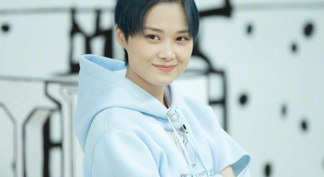 李宇春拜托了冰箱 机场被阿姨吃瓜 澄清绯闻和老板爸爸