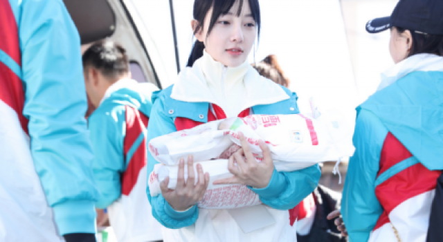 李小璐贾乃亮离婚了没有 删结婚照想表达什么