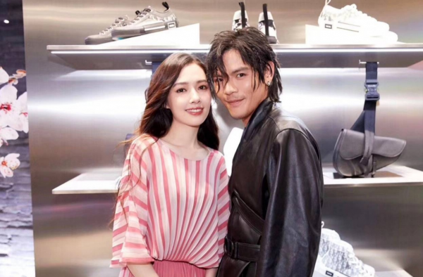 郭碧婷嘟嘴要向佐亲亲  对方发现后甜蜜回应撒狗粮
