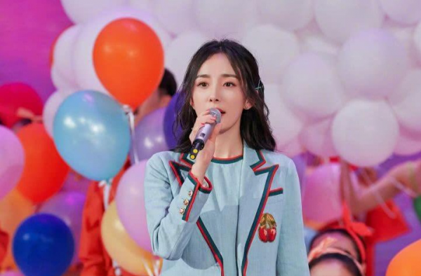 关晓彤美腿吸睛 杨幂声音好甜 五四晚会不要太吸引人