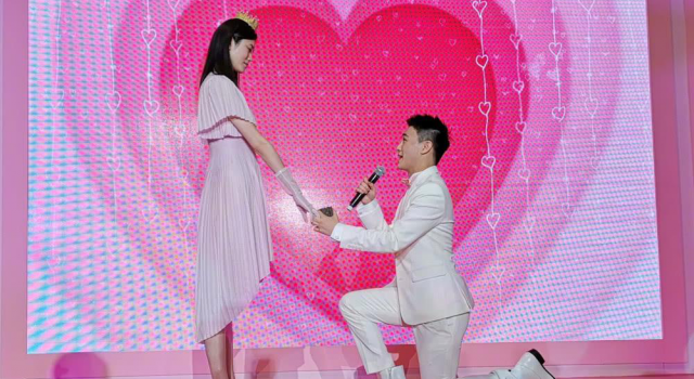 奚梦瑶奉子成婚 小腹凸起孕相明显 众明星到场祝福
