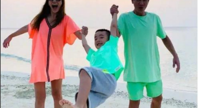 陈小春把Jasper变长胡子成年男子 和爸爸复制粘贴