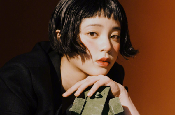 欧阳娜娜晒伤妆 登时尚芭莎电子刊 与大S同款复古短发