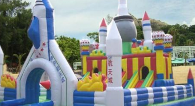 充气城堡被吹上天 多人受伤 会飞的城堡果然不能轻易惹