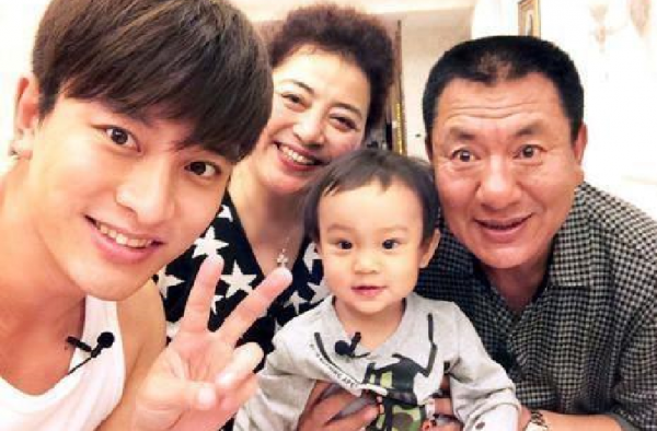 贾乃亮带甜馨与父母聚会不见李小璐 甜馨又长大了