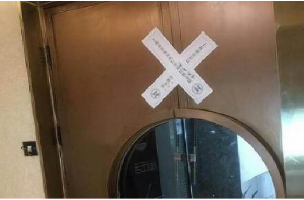 奔驰女公司被查封 还记得引擎盖上哭的奔驰女车主吗？