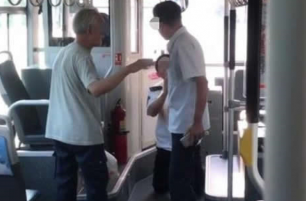 公交司机下跪道歉 车速过快引争执 投诉问题该何去何从