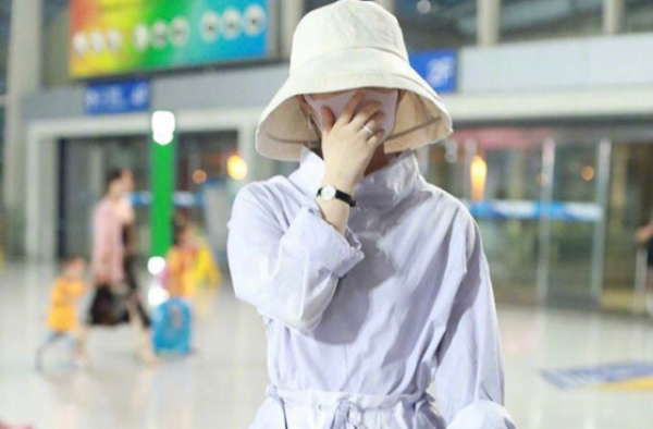 赵丽颖现身机场引轰动！产后恢复超好的她是要复出了吗