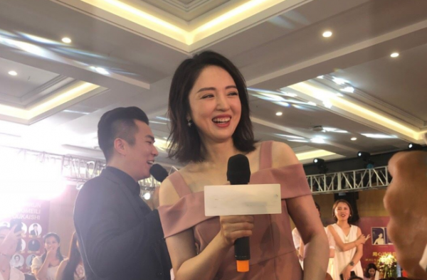 董璇离婚后现身 全程微笑状态佳 似未受离婚事件影响