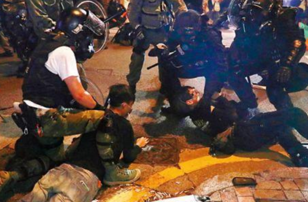 香港警方拘捕49人 暴力程度令人愤怒 具体情况了解