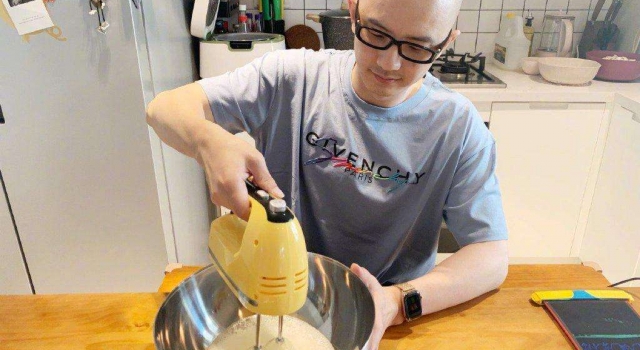 歌手平安喜获二胎，一家四口温馨合照，幸福翻倍！