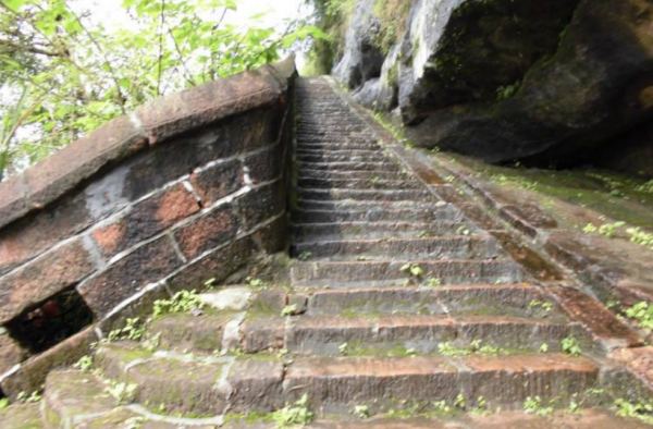香港百年石梯惨遭涂污破坏 疑似乱港暴徒无节操