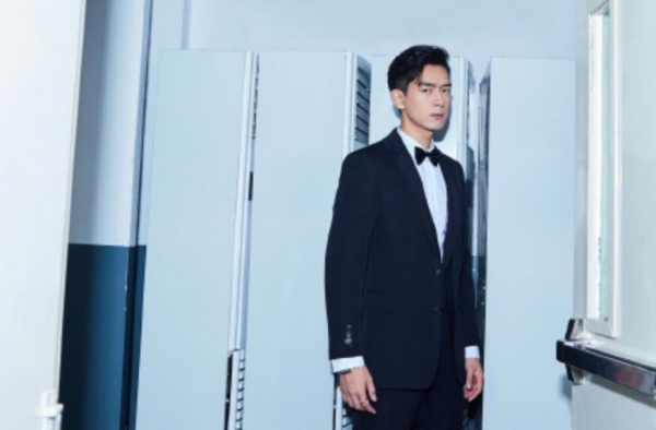 李现年度人气演员 是金子总会发光的 网友：恭喜李现