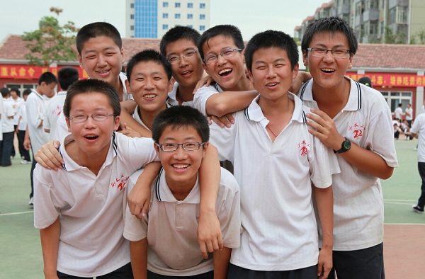 全班为骨折女孩从4楼搬到1楼 那些忘不掉的校园回忆