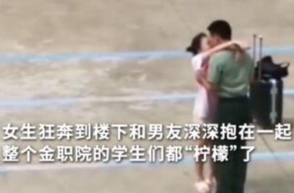 兵哥哥退役后向女友报到 前方高甜预警 看完吃柠檬