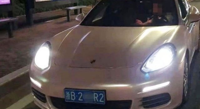 女子保时捷内大哭细枝末节曝光 原因竟让人大吃一惊