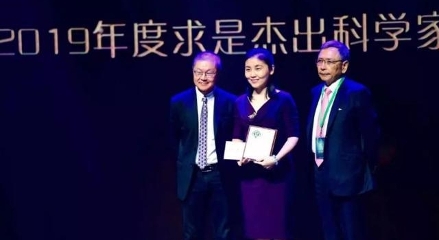 杨振宁被授予求是终身成就奖 成25年第二个获此奖者
