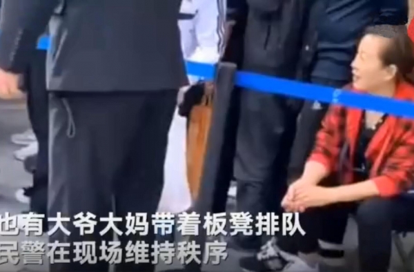 排队200人160个是黄牛 网友：没有买卖就不会有黄牛