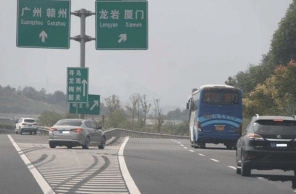 上高速不认识四种道路线 车主注意 12分都不够扣