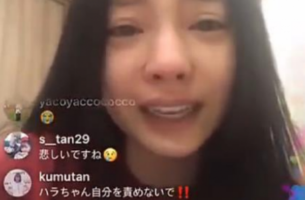 具荷拉直播时痛哭 网友：殊不知最亲近的人最难过