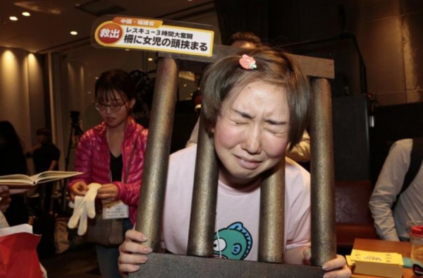 日本女生cos中国女童头卡栏杆引争议 网友：真的很没品