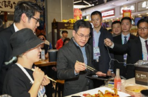 突然被泰国副总理喂饭 网友：还有这种操作？
