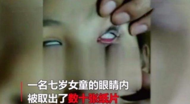 塞纸片涉事男孩疑被赶出学校 教体局：仍在调查