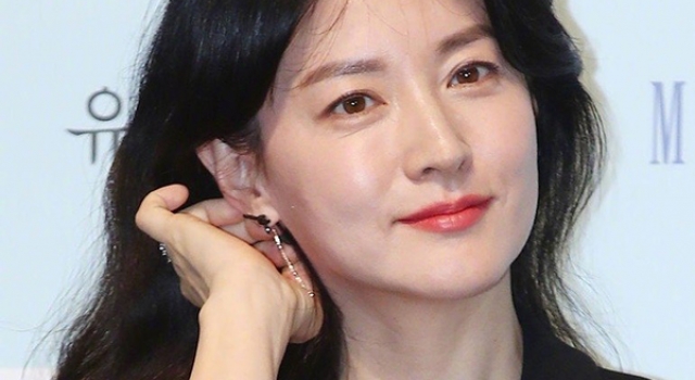 李英爱状态秒杀同台郑秀晶 48岁皮肤透白 网友：大长今