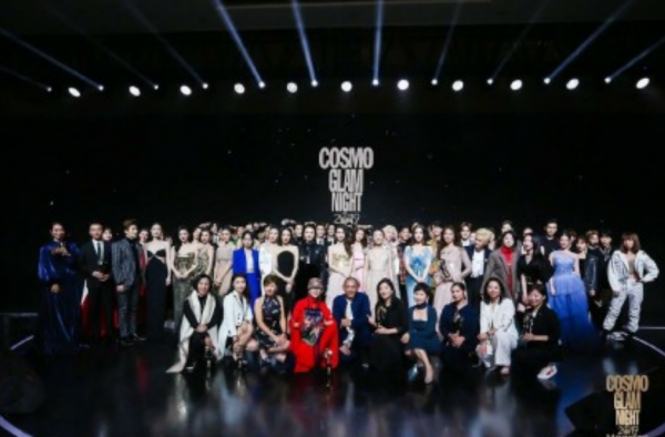 COSMO合照放大后 事实证明即便明星也hold不住集体照