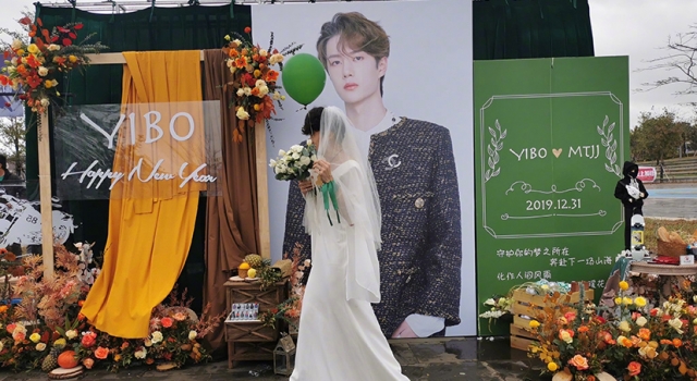 王一博男粉穿婚纱应援 网友：别吓着人家小博了