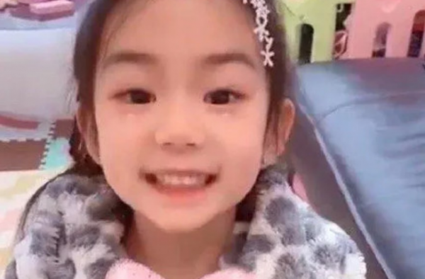 Lucky长大了 娇俏可爱地对镜送祝福 容貌跟妈妈一样