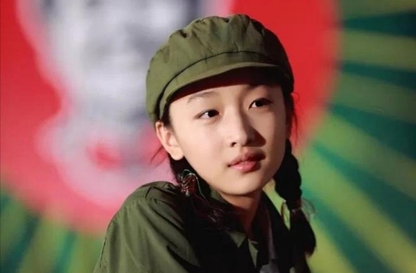 以前觉得周冬雨挺丑，现在看着真香啊！
