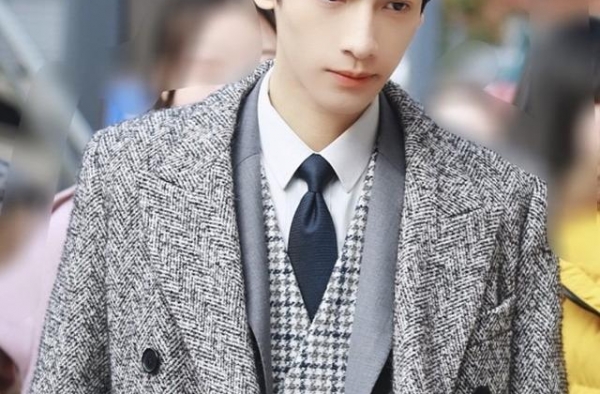 《皓衣行》陈飞宇罗云熙路透妆容像女人，戴超高发套遭调侃凑身高