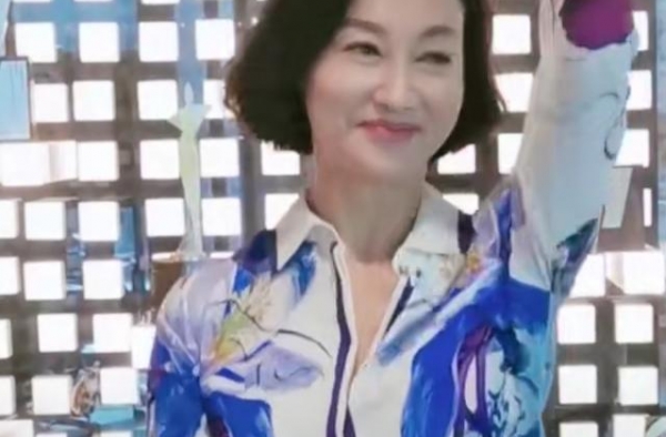 60岁金马影后惠英红瘦出排骨胸，无美颜皮肤黝黑似路人