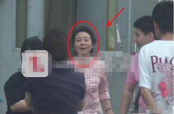49岁闫妮近照曝光，面部浮肿不顾形象，曾与胡歌拍戏被称像母子