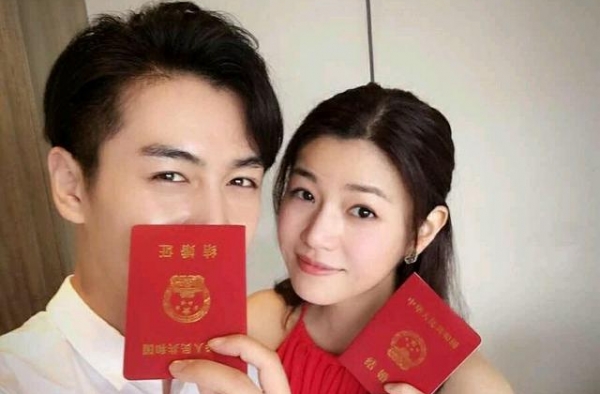 陈晓陈妍希恩爱如初，一家三口高颜值，儿子的牙齿抢镜了
