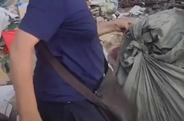 大衣哥朱之文再曝近况！辛苦赶路卖废品，村民为要钱当众撒泼耍赖