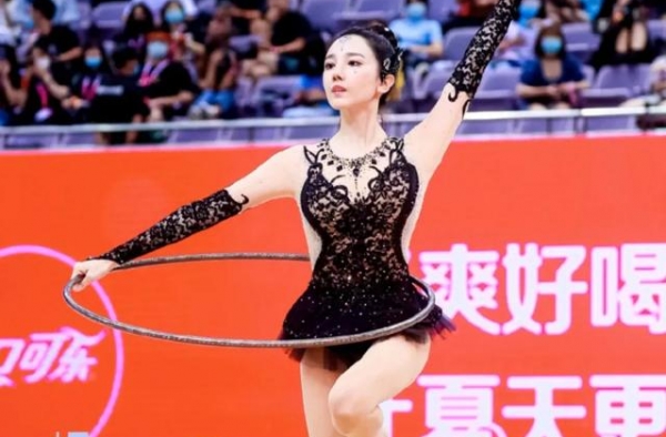 凭“双料冠军”美爆炸热搜的她，才不是无辜“被绿”的傻白甜