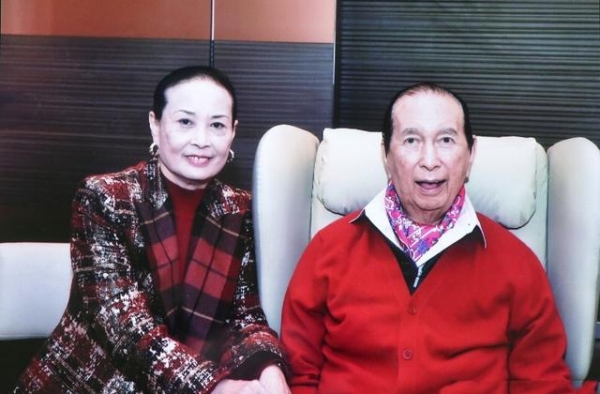 赌王最有本事的太太！年轻时穿丝绸套装，被赌王背后揽腰笑得开心