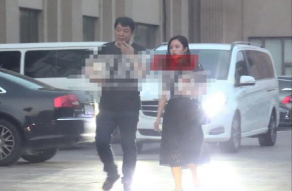 高亚麟疑携小11岁娇妻露面，中年发福面部浮肿，夫妻同框似父女