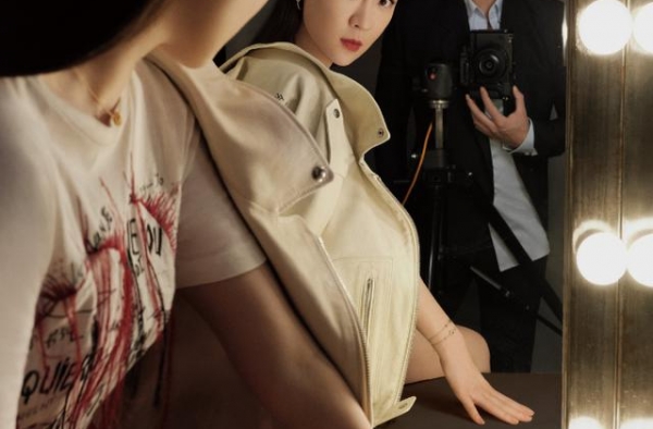 杜江一家四口同行看展，兄妹有爱互动，霍思燕吊带人字拖太随意