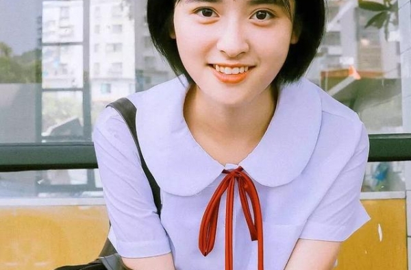 见过沈月各种抓拍丑照，不得不承认她的确是一个上镜的小美女